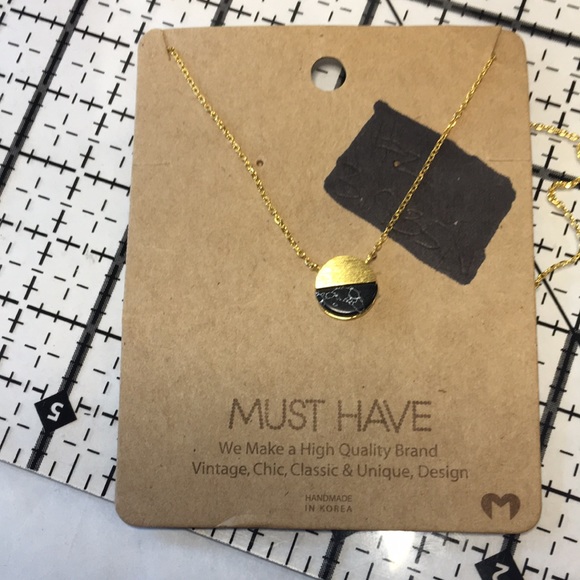 “Must Have” gold circle with half stone detail on delicate gold chain. - Picture 3 of 11